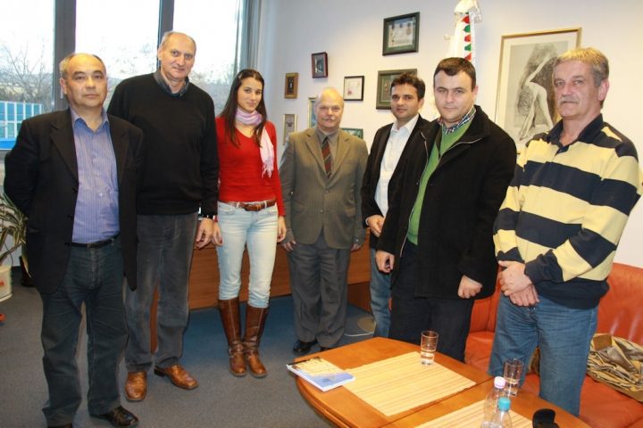 Grupa ljudi u kancelariji Mađarskog univerzitetskog sportskog saveza
