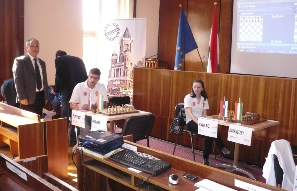 Sala za igru sa zastavama i projektovanom šahovskom tablom