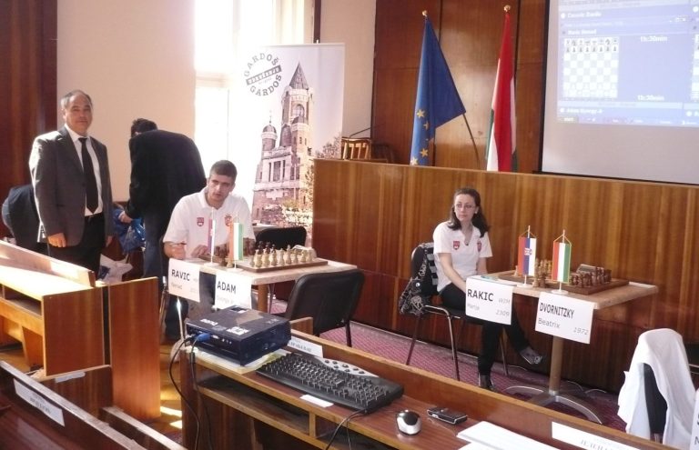 Sala za igru sa zastavama i projektovanom šahovskom tablom